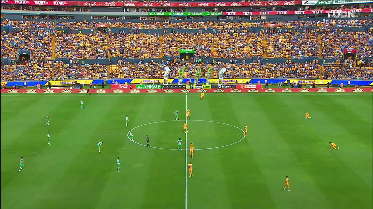 Arranca el partido y la pelota está en juego.