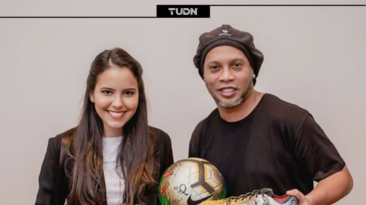 Ronaldinho recibe unos tenis personalizados en su arresto domiciliario