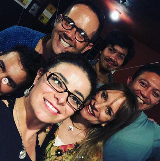 Violeta no se negó al amor y pronto inició una relación con Bernal, "un buen día dije ya para qué me hago tonta si siento cosas por él, y ya, un día le dije: ‘sí soy tu novia’. De un momento a otro me dijo: ‘sabes qué, para qué le damos mas vueltas si nos amamos tanto, vamos a casarnos’. Y no lo dudé ni un segundo, le dije, ‘contigo a donde quieras’.