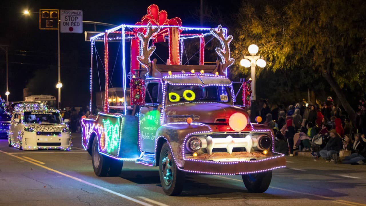 <b>Parade of Lights in Downtown Tucson</b>
<br>Cuándo: Sábado 16 de diciembre
<br>Dónde: Armory Park, 220 S. 6th Avenue, Tucson
<br>Costo: Entrada gratuita
<br>
<a href="https://downtownparadeoflights.com/" target="_blank">Más detalles en este enlace.</a>