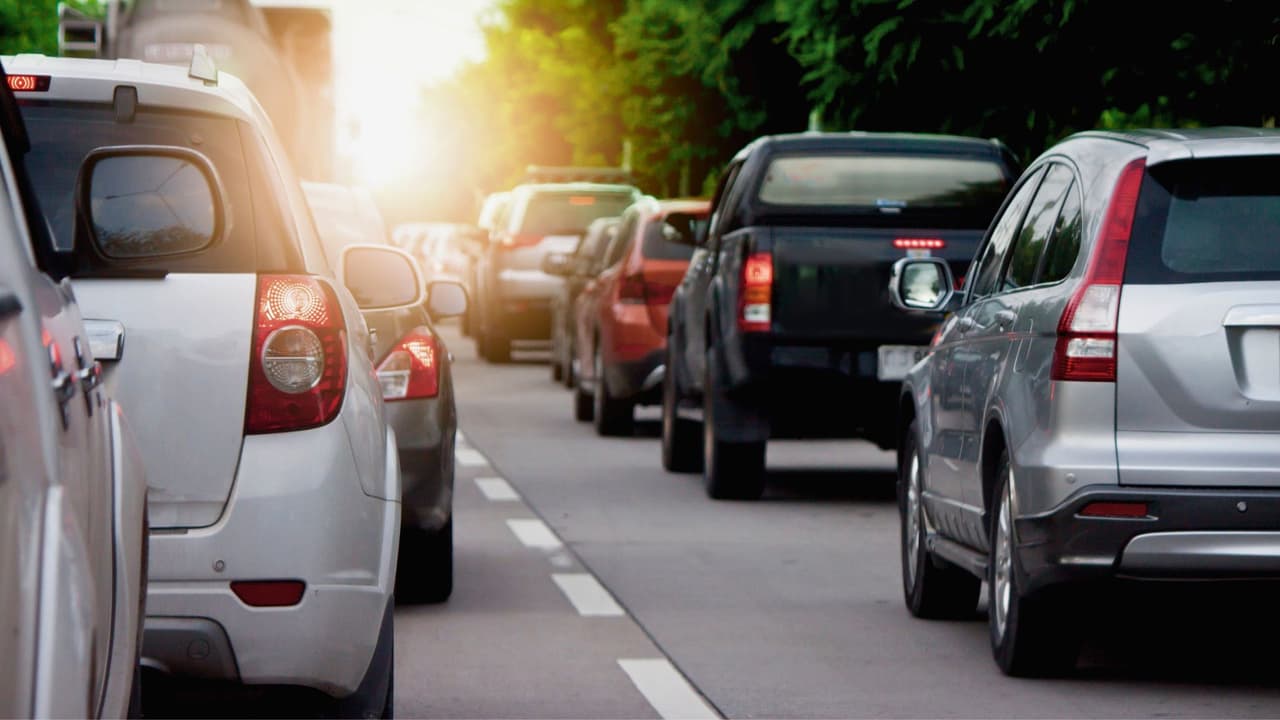 <h3 class="cms-H3-H3">¿A quién afecta esta nueva ley? </h3>
<br>Afecta directamente a: 
<br>
<b>Personas que compren o vendan vehículos</b>, ya sea de forma privada o a través de concesionarios. 
<br>
<b>Conductores </b>que actualmente usan placas de papel temporales. 
<br>
<b>Familias hispanas</b> que acostumbran comprar o vender autos entre conocidos. 
<br>Se estima que
<b> más de 22 millones de vehículos registrados en Texas</b> estarán sujetos a estas nuevas reglas. Además, el estado espera 
<b>ahorrar más de 37 millones de dólares</b> al año con este sistema más ordenado.