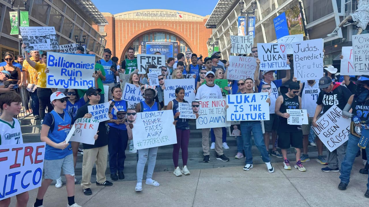 Aficionados de los Dallas Mav's protestan afuera del American Airlines por el traspaso de Luka Doncic