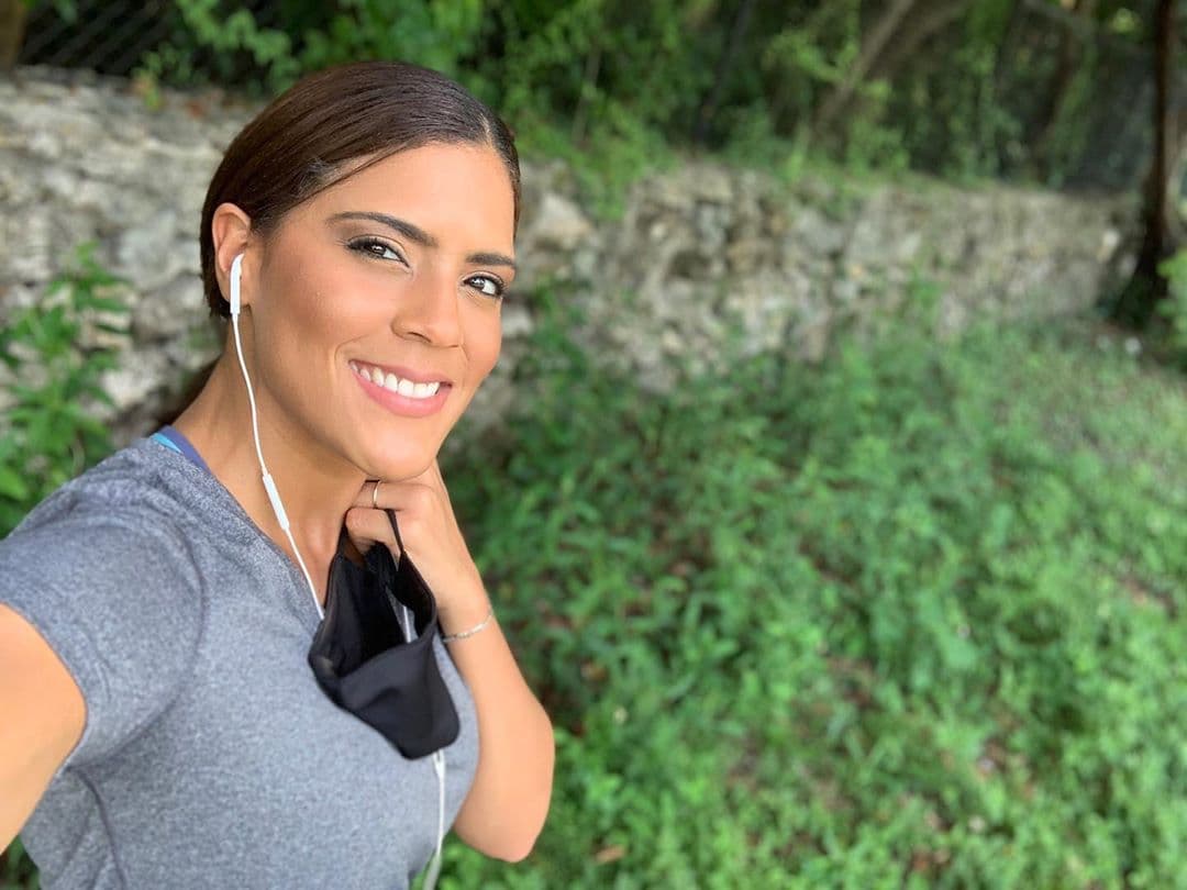 Fran se ejercita por las tardes, y se ve que lo hace en un sitio delicioso, lleno de plantas para topar los pulmones de oxígeno.