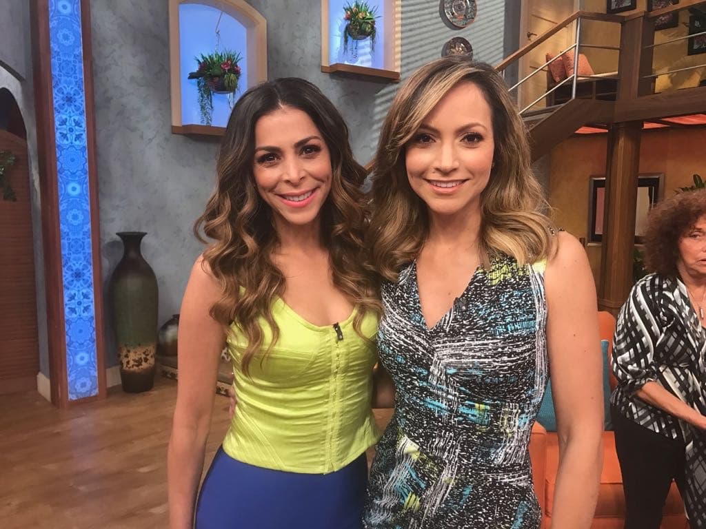 Lourdes Stephen pasó a saludar a Satcha Pretto antes de comenzar a hablar Sin Rollo Ni Tapujos.