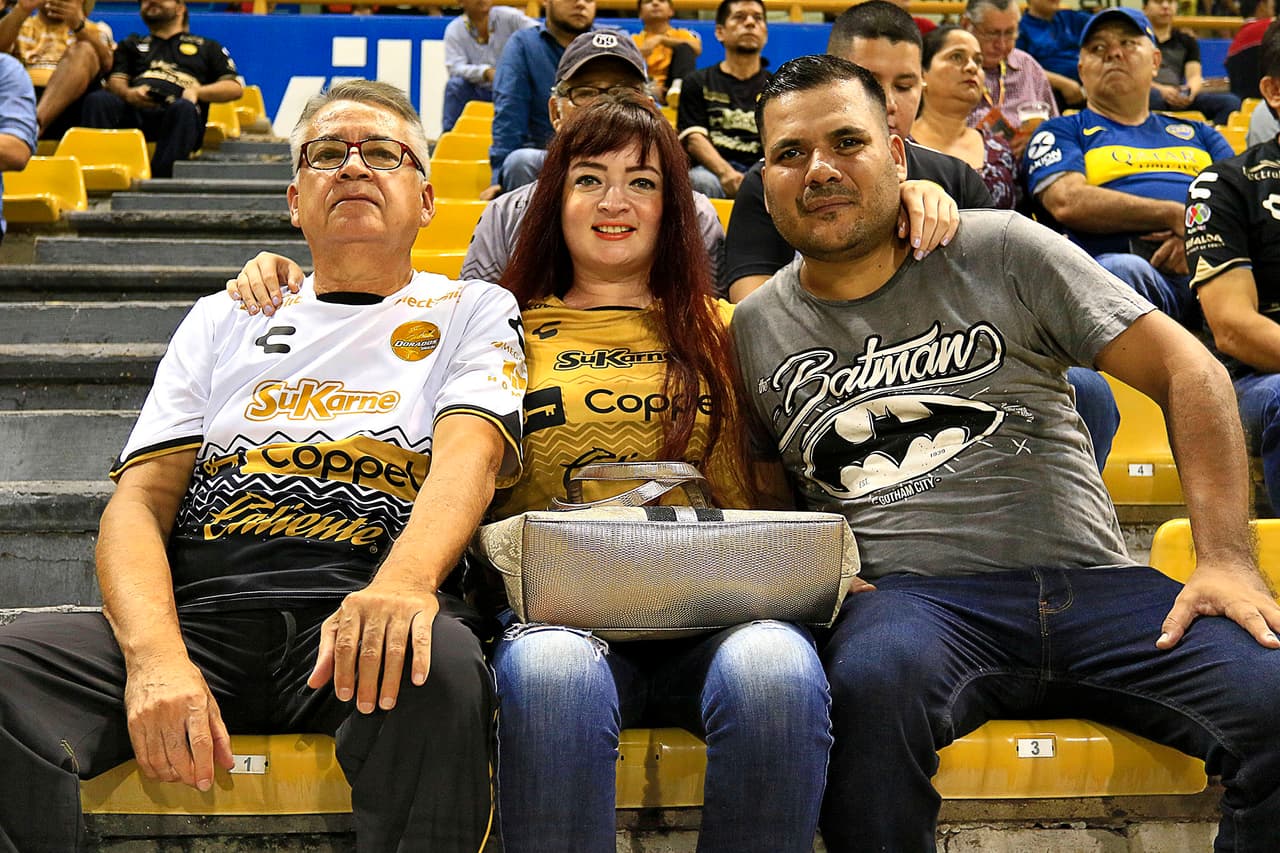 Los fanáticos llegaron al estadio Banorte en medio de la promesa del espectáculo con la presencia de Diego Maradona como nuevo entrenador.