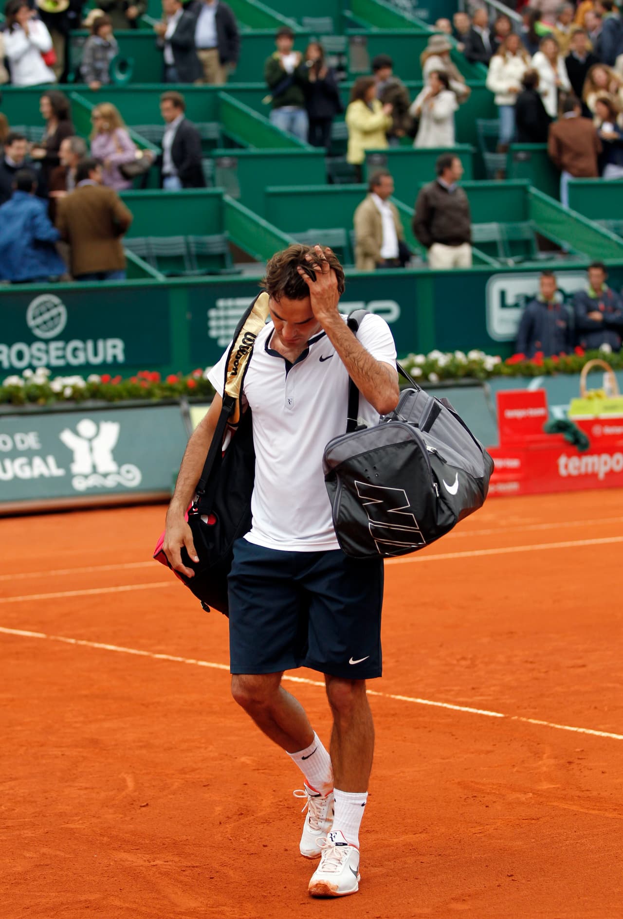 Estoril 2010 - El español Albert Montañés dio la campanada en este Abierto ganándole a Roger en la semifinal por 6-2 y 7-6 (5). Aunque para el suizo este era un torneo menor, no hay duda de que fue una derrota dolorosa ante el entonces número 32 del mundo.