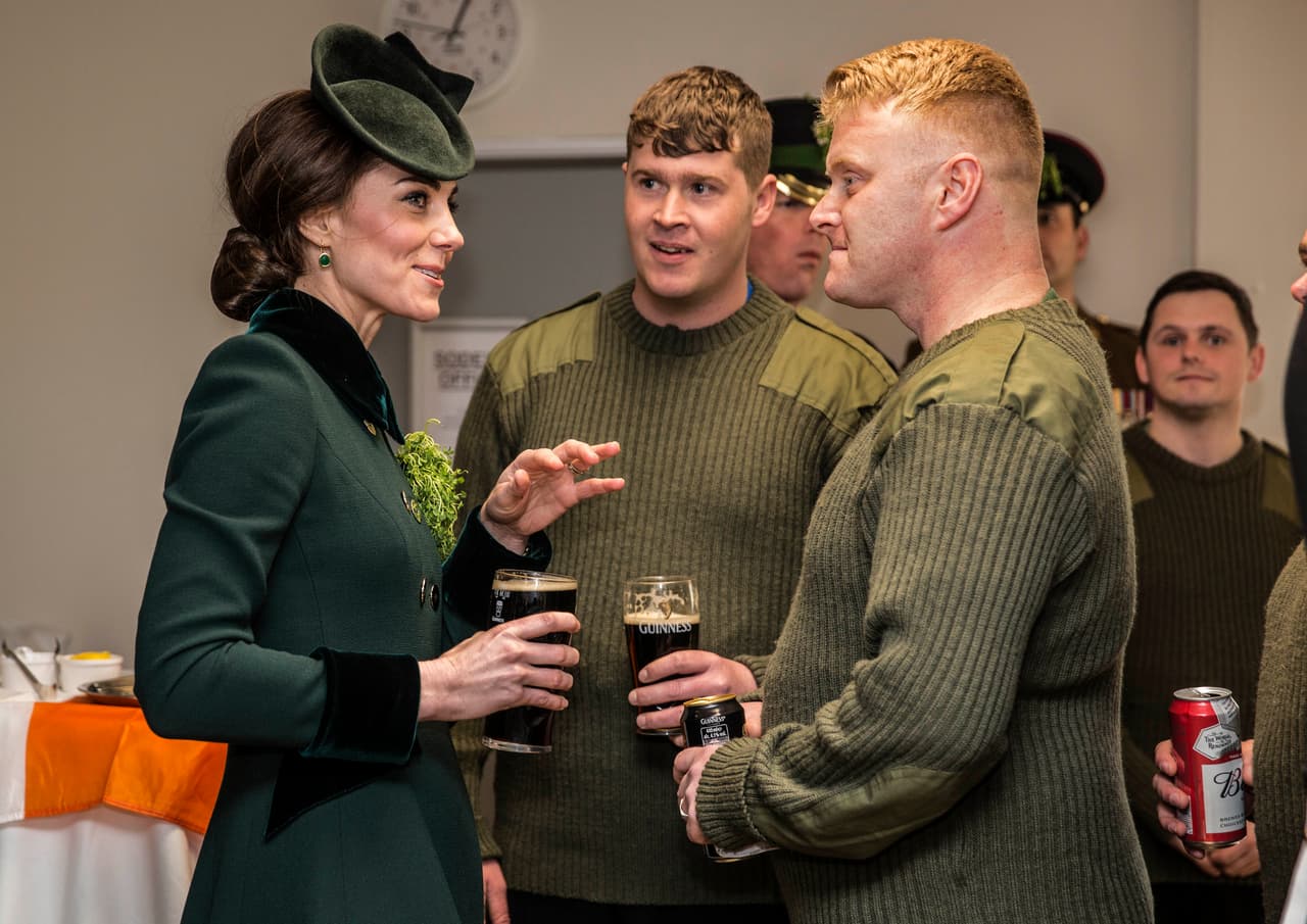Kate y William con el Primer Batallón de las Guardias Irlandesas durante el Día de San Patricio, el viernes 17 de marzo, 2017.
