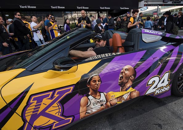 La solidaridad y admiración a la estrella de Los Angeles Lakers se evidenció dentro y fuera de la arena deportiva que lo vio jugar por 20 años. Este fanático no pudo dejar de recorrer las calles cercanas al Staples en su auto deportivo decorado en honor a la leyenda del baloncesto.
<br>