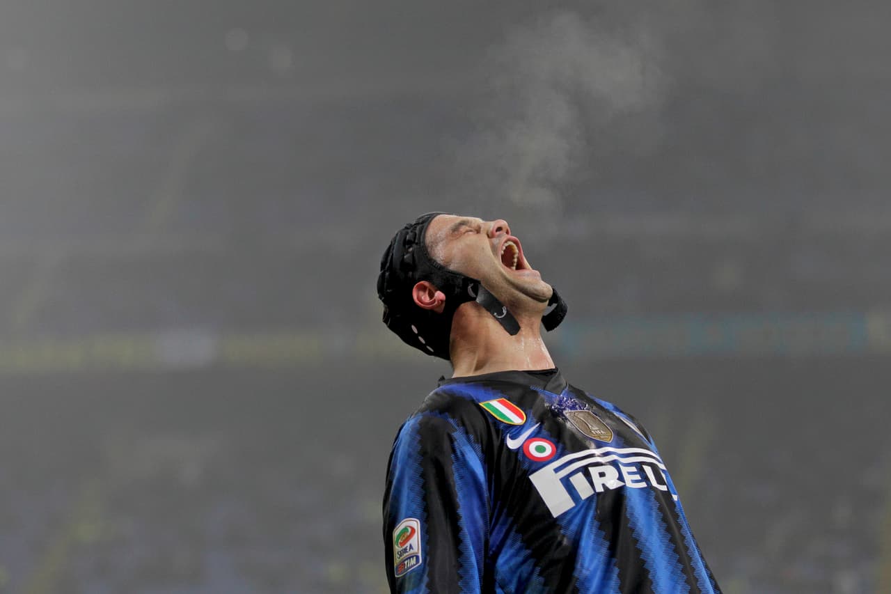 En el 20120, el defensor rumano sufrió una fractura de cráneo luego de un choque con Sergio Pelliser, jugador del Chievo Verona.
<br>