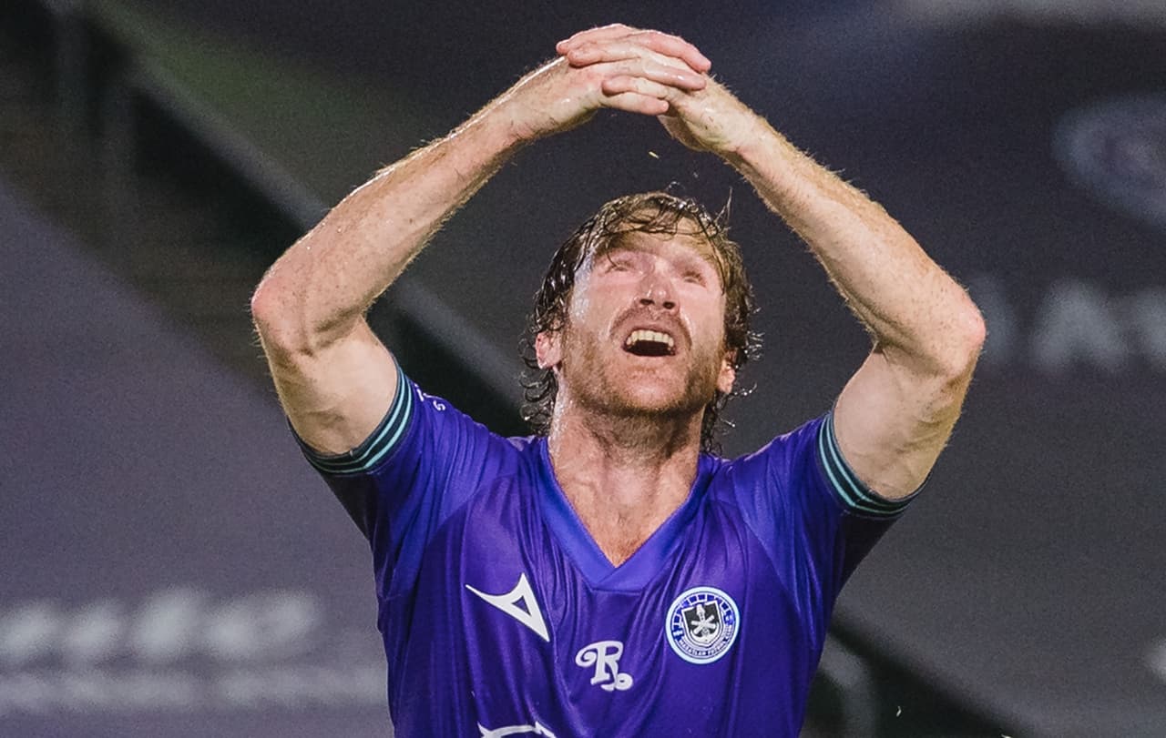 Mazatlán consiguió su primera victoria en la Liga MX | Toluca no supo aprovechar tener un hombre más en la cancha y cayó 2-1 en el Kraken.