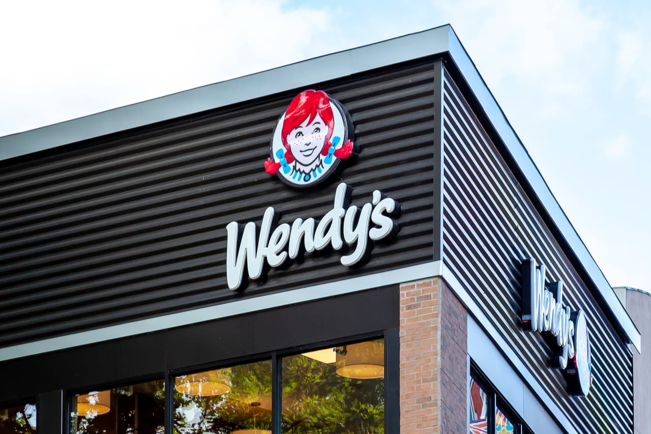 <b>Puesto 12. Wendy’s</b>
<br>
<br>Ofertas de empleo publicadas en Ziprecruiter a finales de junio de 2021: 18,377.
<br>
<br>Tipos de empleo ofrecidos en esta compañía: miembros del equipo del restaurante, supervisores y gerentes.
<br>