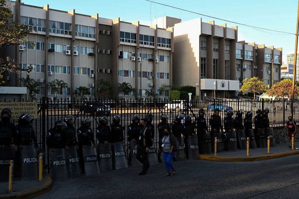 Members of the Special Forces stand guard outside the Supreme Court of Justice building as Honduran former President (2014-2022) Juan Orlando Hernandez is expected to arrive in a police helicopter for a hearing, in Tegucigalpa, on March 16, 2022, as part of his extradition process to the US for alleged links with drug trafficking. (Photo by Orlando SIERRA / AFP) (Photo by ORLANDO SIERRA/AFP via Getty Images)