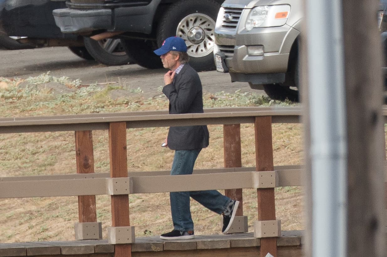 Su esposo, 
<b><a href="https://www.univision.com/entretenimiento/oscar/william-h-macy-se-une-al-boicot-de-los-oscar-video">el destacado actor William H. Macy,</a></b> llegó a la correccional para apoyarla, aunque su sentencia sea tan corta.