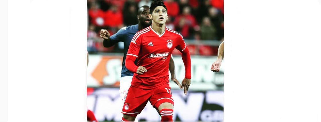 Alan Pulido habló con la Directiva del Olympiacos para pedir su salida