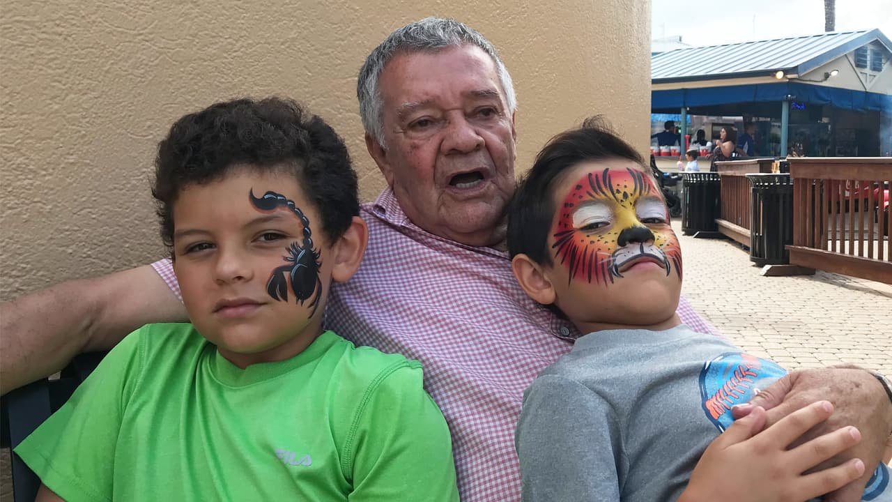 Los nietos de Hiparco Saldarriaga comparten: "Nuestro abuelo es el más divertido del mundo. Siempre está de buen humor y tiene mucha paciencia con nosotros. Lo amamos mucho".