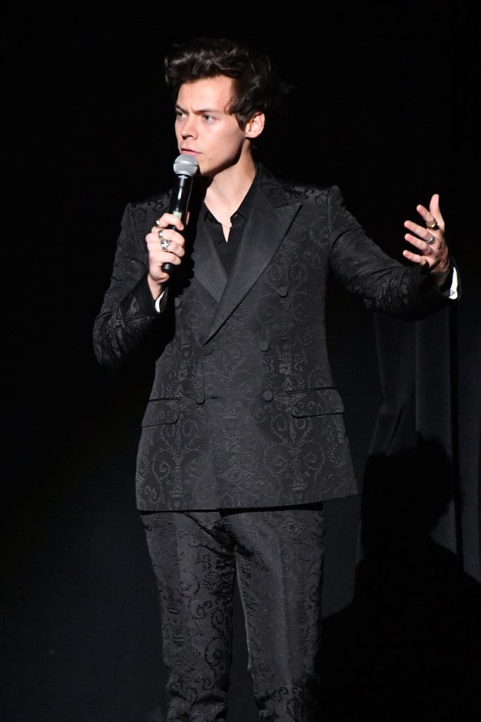 Mirror reportó que un portavoz de la policía metropolitana confirmó el atraco, pero no reveló que la víctima haya sido el artista: "
<b>La policía está investigando</b> informes de un robo con punta de cuchillo en Spanish Road, Hampstead".
<br>