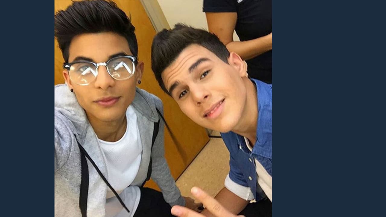 Todos saben que están luchando por el mismo sueño y al final sólo 5 serán los ganadores, pero esto no los detiene de ser buenos amigos y divertirse en su tiempo libre.