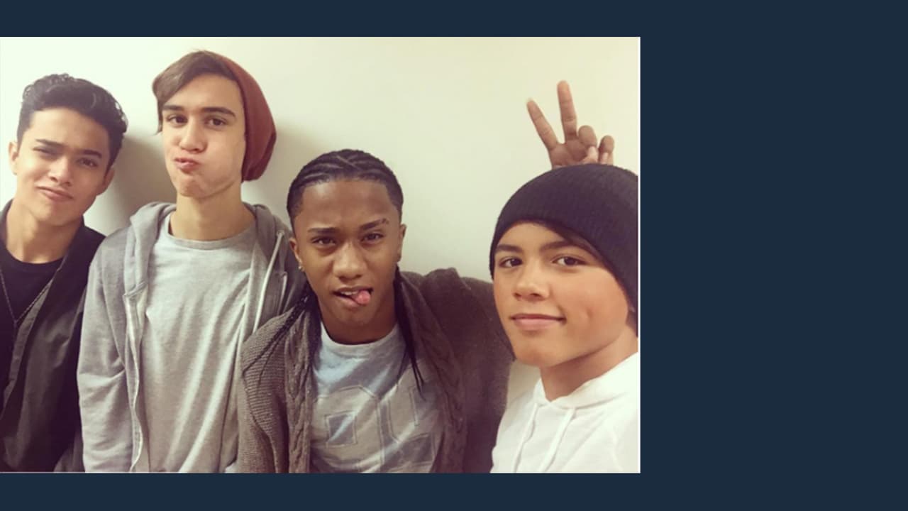 Todos saben que están luchando por el mismo sueño y al final sólo 5 serán los ganadores, pero esto no los detiene de ser buenos amigos y divertirse en su tiempo libre.