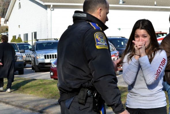Fuertemente armado, un hombre de 20 años ingresó al establecimiento vestido con ropas de color negro, un chaleco antibalas y varias armas de fuego.