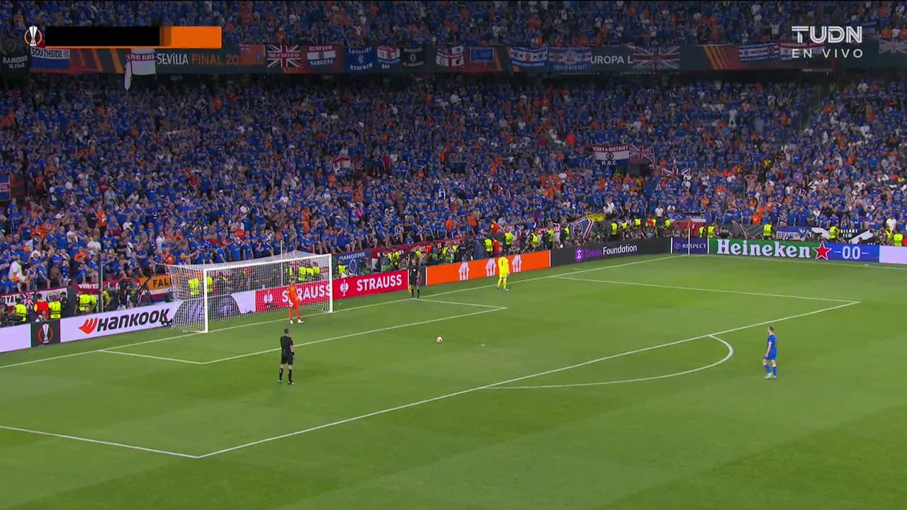 ¡GOL!  anota para Rangers. Scott Arfield