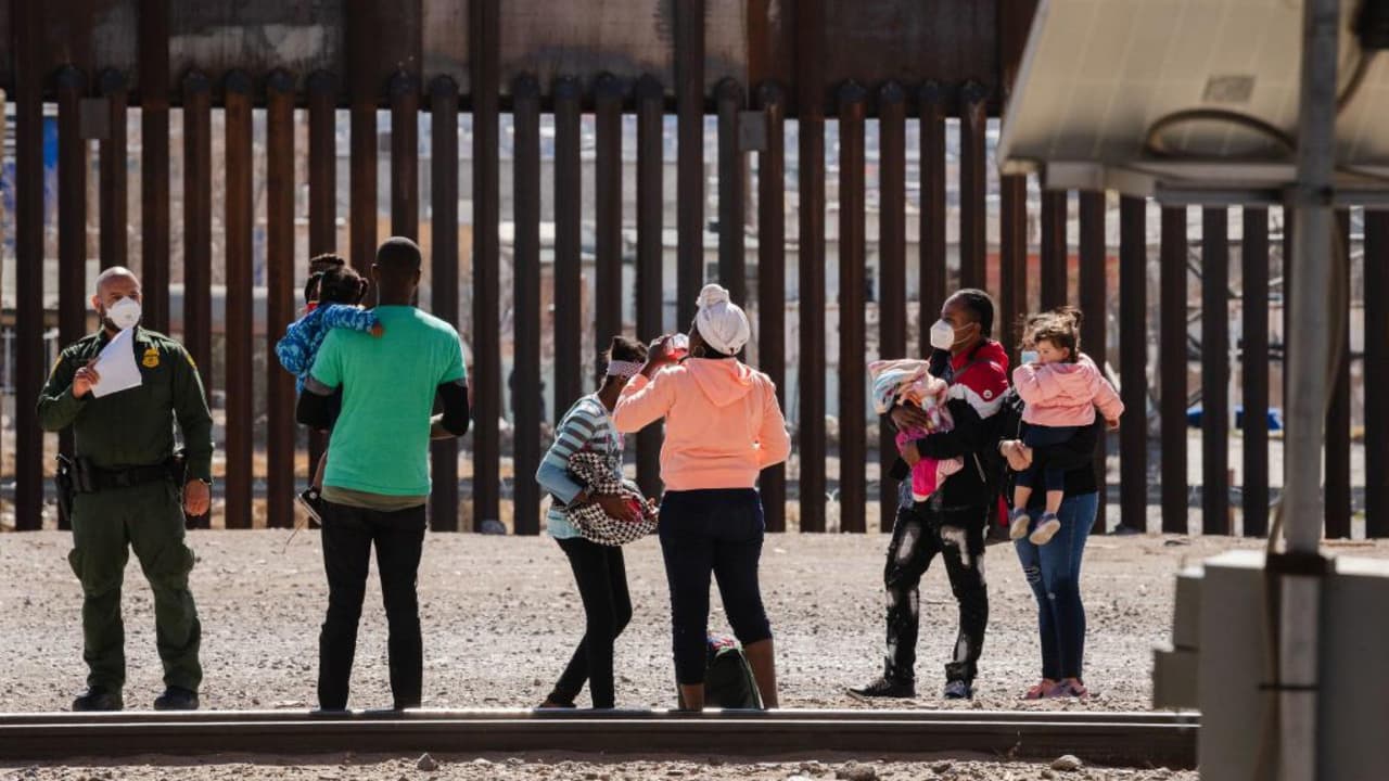 Cubanos y haitianos que lleguen con el nuevo programa humanitario calificarán para ayuda económica, alimentos y salud por ocho meses