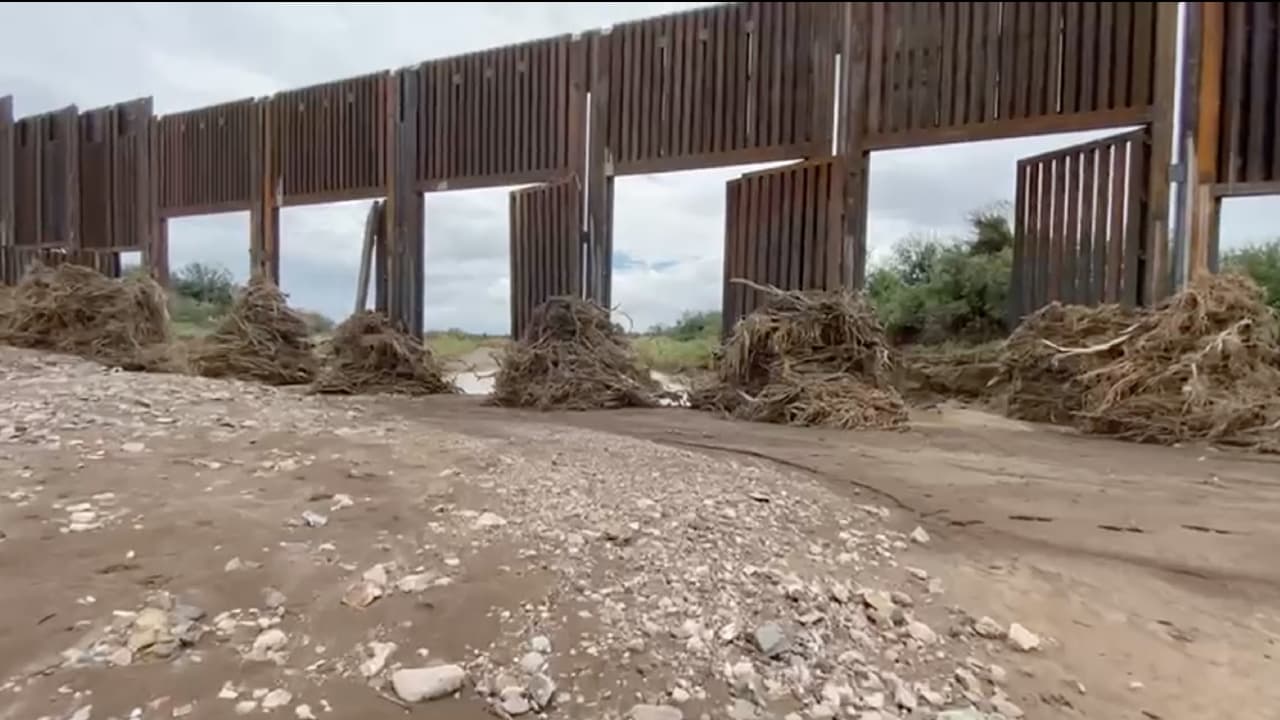 Así es como luce el muro fronterizo a 15
<u> </u>millas de Douglas, luego que una intensa lluvia ocasionara una fuerte corriente de agua arrastró las compuertas.