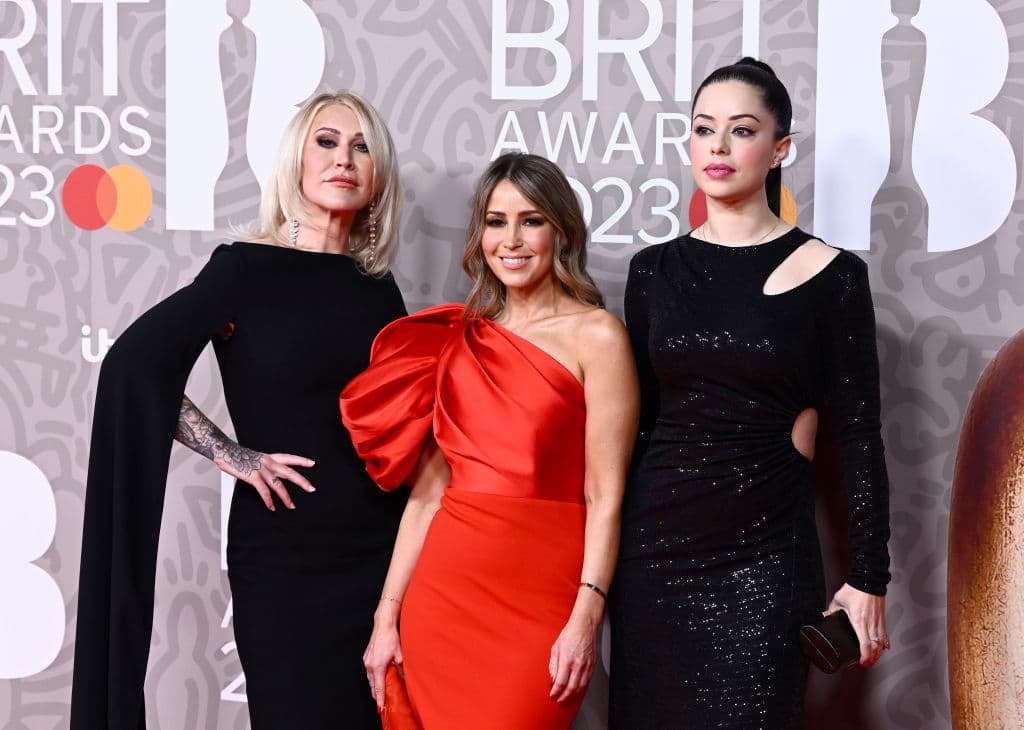 <b>Jo O'Meara, Rachel Stevens y Tina Barrett</b>, quienes fueron integrantes del grupo pop S Club 7 que tuvo su propia serie a finales de la década de 1990, atendieron al evento con looks elegantes.