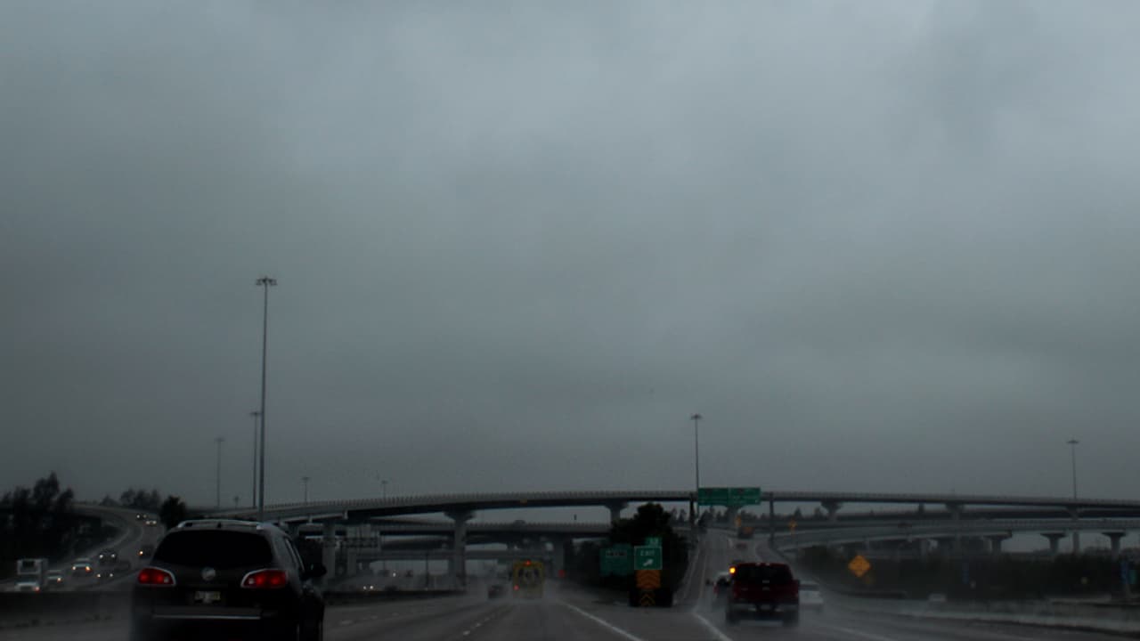 Cielos sobre intercambio vial de periférico 8 y I-45 sur