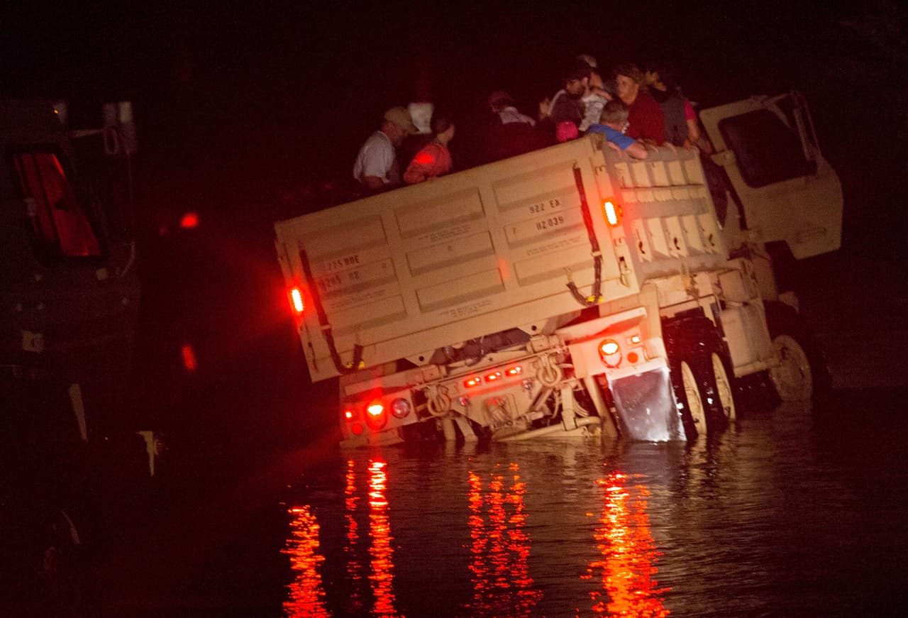 Un camión de la Armada estadounidense traslada traslada algunas víctimas de las inundaciones a los refugios, el 14 de agosto.
<br>