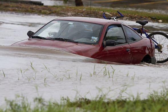 Esto se suma al mal tiempo que padecen los estados de Veracruz, Oaxaca, Tabasco y Guerrero por las intensas lluvias. En Tabasco el número de damnificados llegó a 151 mil en 552 localidades de 12 municipios, donde se estableció un puente aéreo para llevarles víveres.