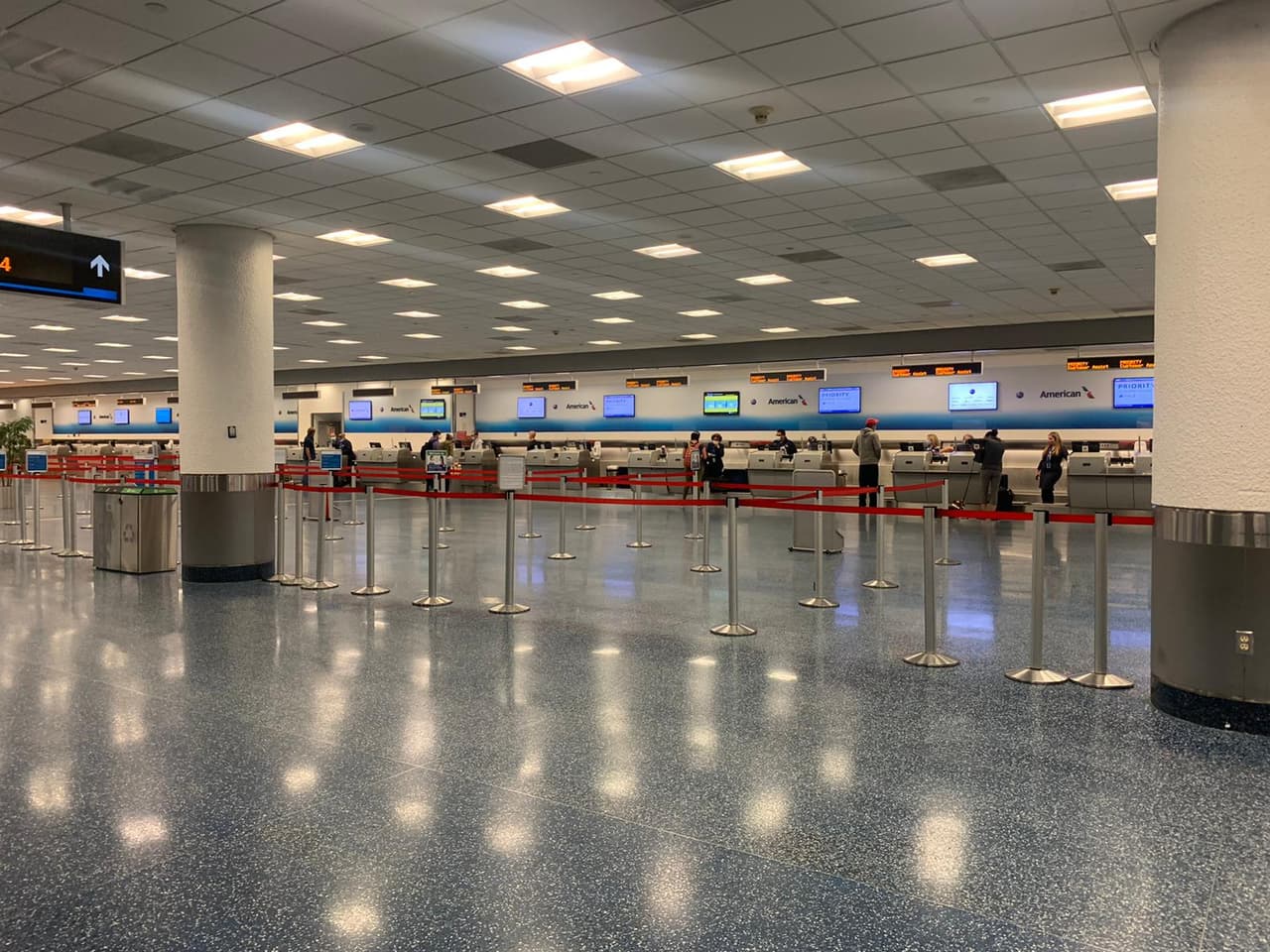 Hay estaciones de antibacterial en todas las terminales.