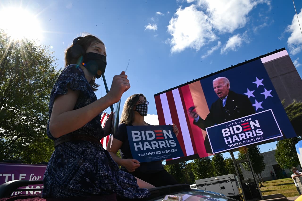 "Son las elecciones más importantes en mucho tiempo (...). Tenemos una enorme oportunidad de reconstruir la economía", dijo Biden a cientos de personas que aguardaban en su vehículos, una peculiar modalidad en tiempos de coronavirus.