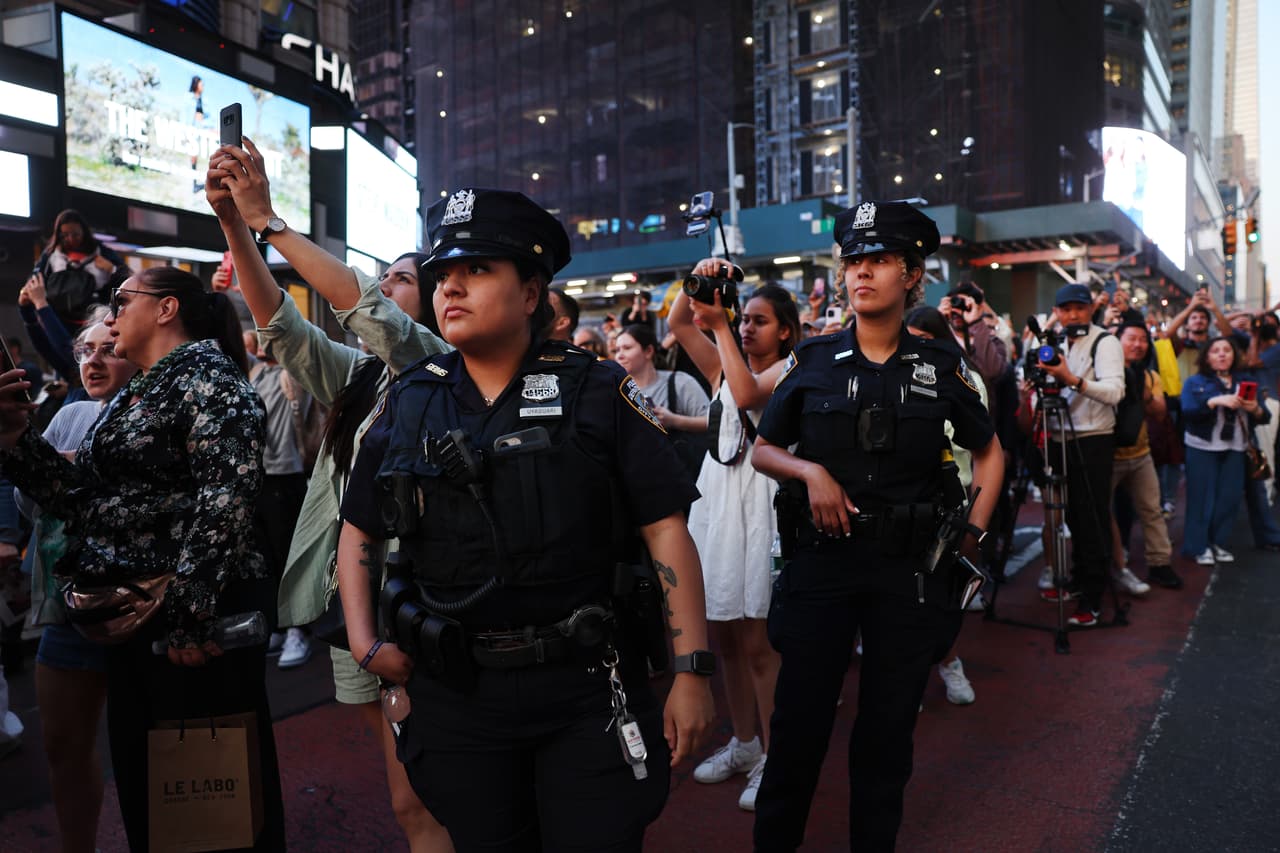 La Policía trabaja para mantener el orden, pero también disfruta del Manhattanhenge.