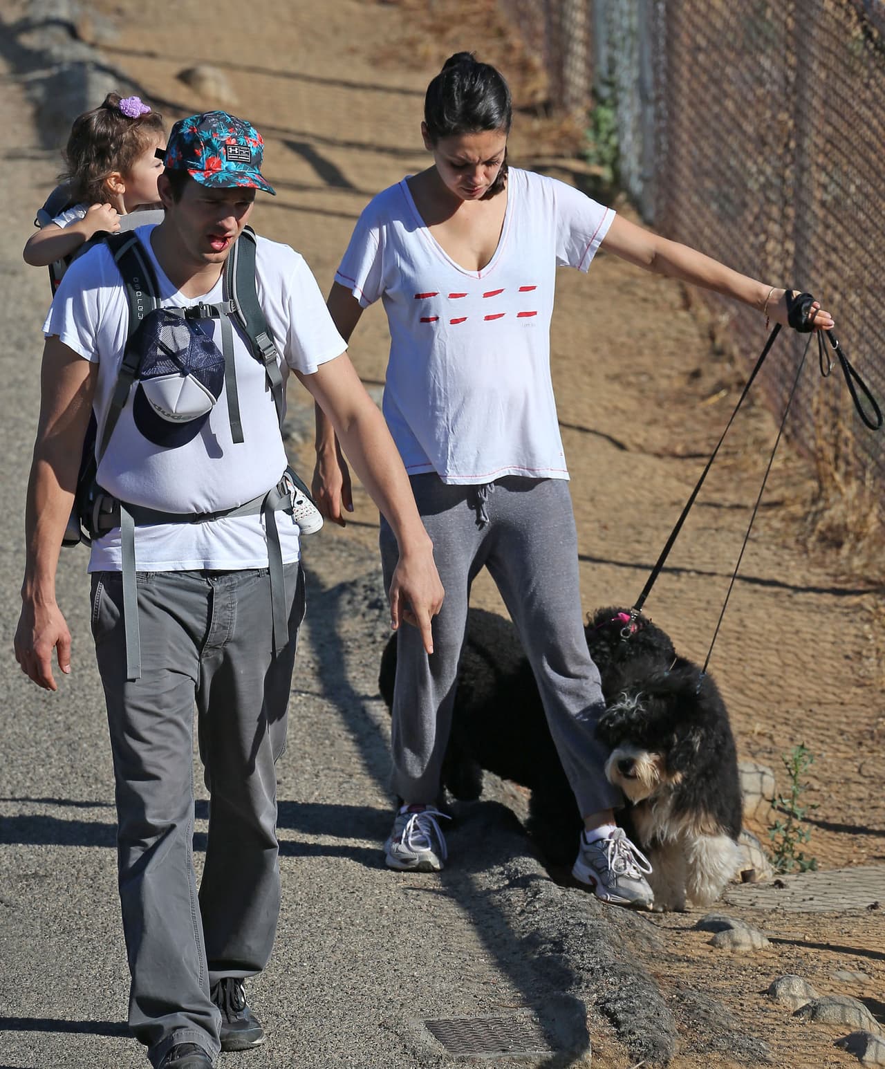 Y Ashton cargaba en su espalda a su nena, Wyatt.