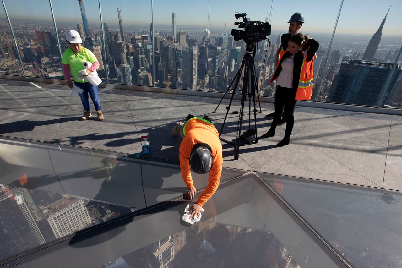 Los visitantes estarán protegidos por paredes de vidrio, sobre las que podrán inclinarse. También podrán mirar directamente hacia abajo en los puntos donde el piso también es de cristal.