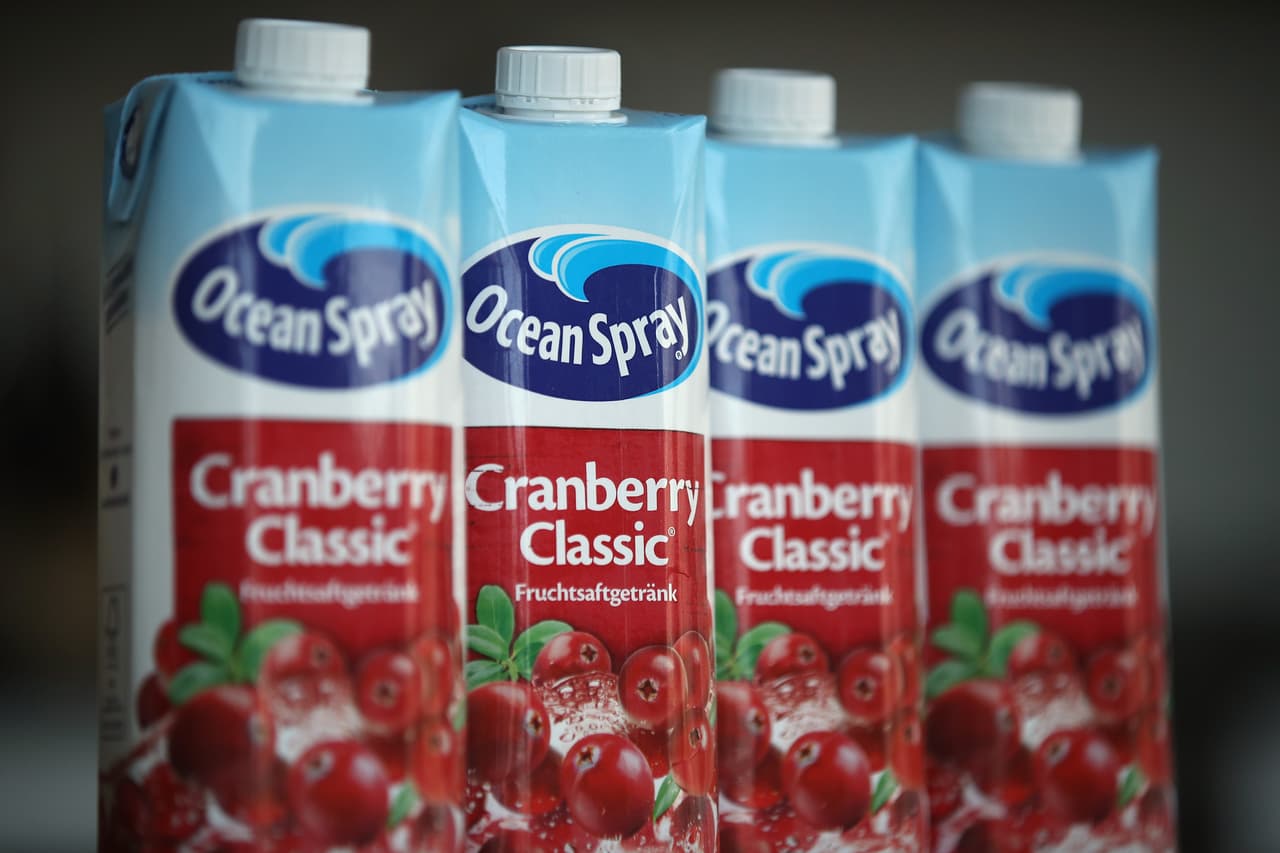 <b>Productos fabricados con frutas estadunidenses. </b>El precio del jugo de arándano es otro de los productos que resultará afectado por la retaliación europea. El mismo día que Trump hizo oficial imposición de aranceles, 11 países firmaron el Acuerdo de Asociación Transpacífico (TPP), considerado el mayor pacto de libre comercio del mundo actualmente en curso, en el que no participa Estados Unidos.