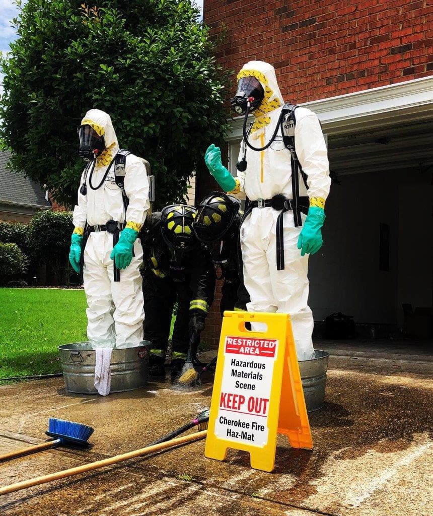 Tres personas fueron arrestadas luego de que autoridades desarticularan un laboratorio clandestino que procesaba droga este jueves por la tarde en Woodstock, Georgia.