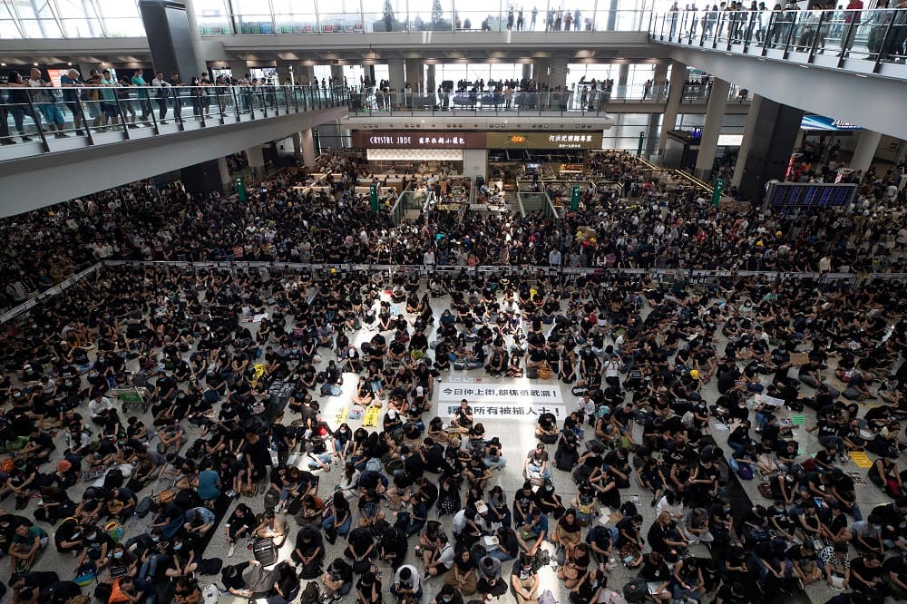 Las autoridades de Hong Kong cancelaron todos sus vuelos, después de que miles de manifestantes (5,000 según la policía) ocuparan la terminal del aeropuerto internacional de la ciudad por cuarto día consecutivo. En la imagen, manifestantes en las instalaciones del aeropuerto.