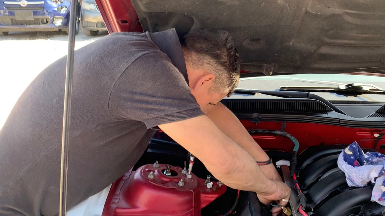 “Al estacionarnos le ponemos en la ‘P’ de ‘parking’ y luego el freno de mano para que la transmisión no ‘sufra’ si es que el piso está inclinado”, indicó.