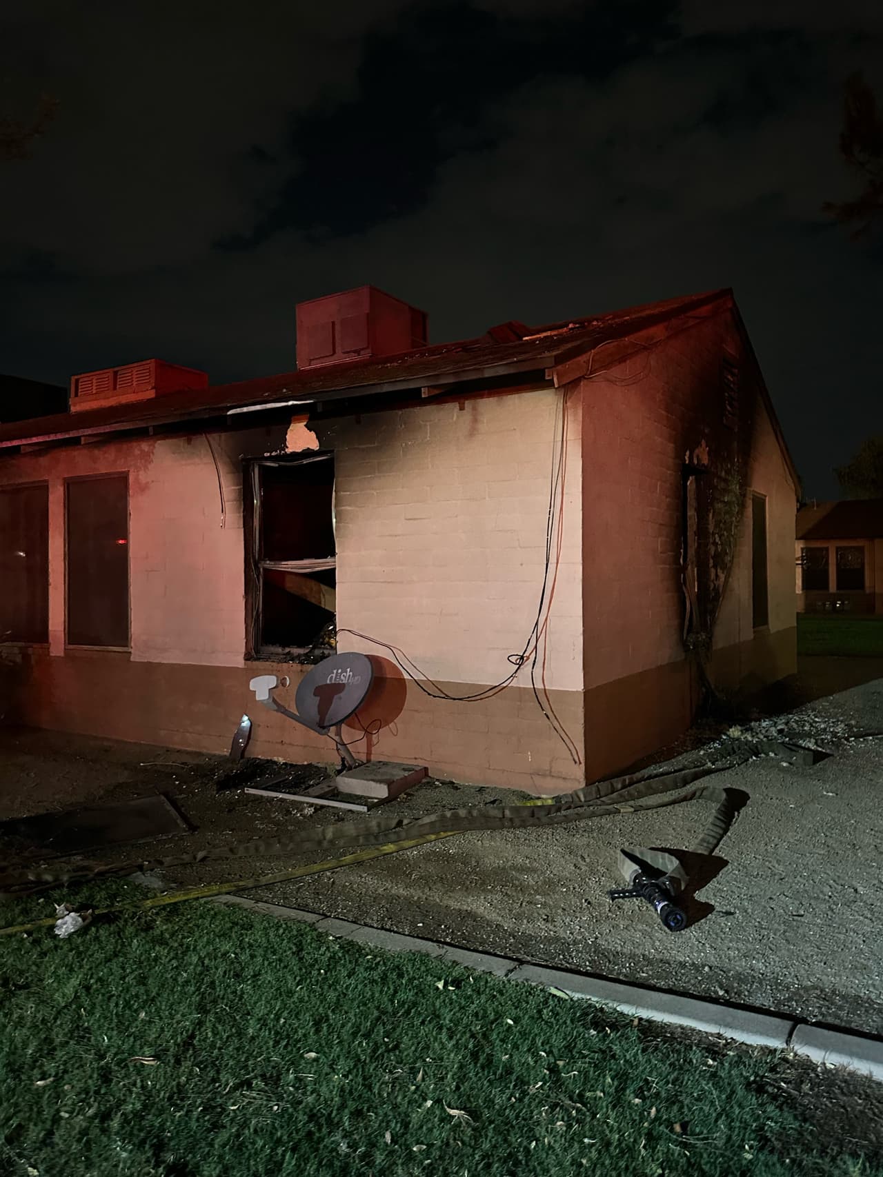 Afortunadamente todos los ocupantes
<b>habían evacuado el lugar a tiempo</b>, por lo que las cuadrillas de rescate pudieron comenzar rápidamente a contener el fuego.