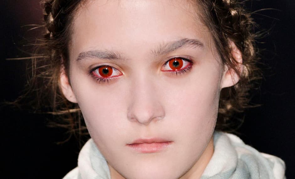 <h3>Ojos delatores </h3> Son los primeros en evidenciar una mala noche. La hinchazón que aparece por la mañana es producto de un inadecuado drenaje linfático que ocasiona que los fluidos se acumulen. Las ojeras son una señal de que los vasos sanguíneos están dilatados. Ambas situaciones aparecen al 
<a href="http://www.atlanticeyeinstitute.com/lose-the-under-eye-bags/">no descansar</a> lo suficiente. Y si durante las pocas horas de sueño se ha dormido sobre el estómago, la cuestión empeora notablemente. 
<br>