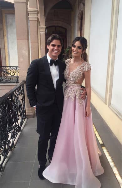 El 1 de abril de 2017 la pareja se casó en la Capilla del Colegio de San Ignacio de Loyola en el Centro Histórico de CDMX, a la que la conductora llegó usando un vestido diseñado por su amigo Benito Santos. La recepción fue en el Colegio de las Vizcaínas. Eligieron el tema 'Mi vida' para 
<a href="https://www.caras.com.mx/sociales/asi-fue-la-boda-de-ximena-navarrete-y-juan-carlos-valladares/" target="_blank">su primer baile de esposos</a>.