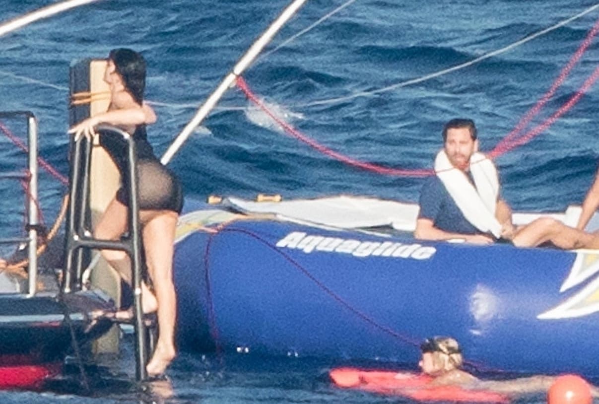 Otro hecho significativo ocurrió días antes de su cumpleaños, cuando encontró parte de su casa 
<b><a href="https://www.univision.com/famosos/la-increible-sorpresa-con-que-scott-travis-inicio-los-festejos-de-kylie-jenner-y-que-stormi-tambien-disfruto-video" target="_blank">cubierta de pétalos de rosas</a></b> rojas. Travis le preparó el detalle, el cual la empresaria compartió en 
<b><a href="https://www.instagram.com/p/B0y8EmenMGM/" target="_blank">Instagram</a>.</b>