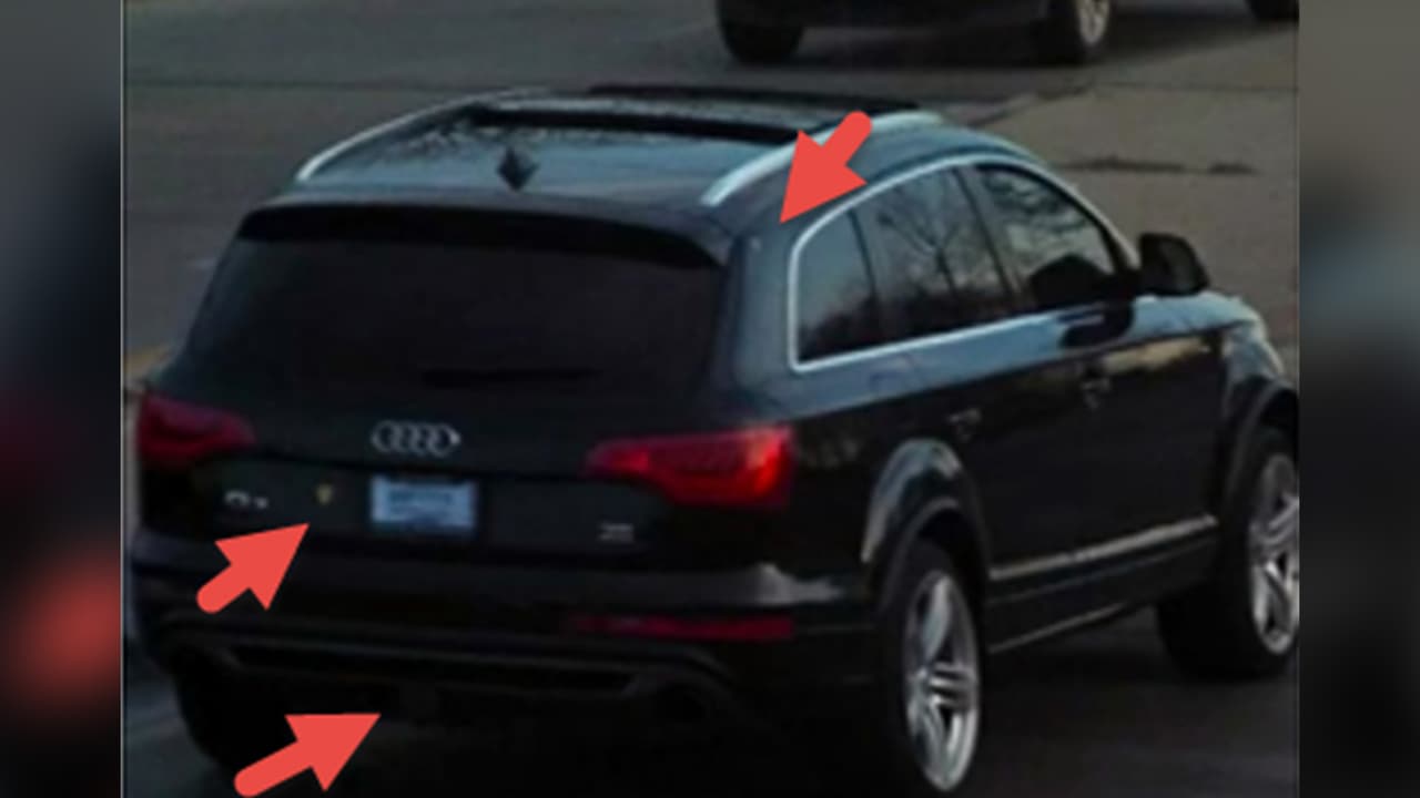 Las autoridades señalaron que la camioneta tiene un gancho para remolque, una calcomanía amarilla y lo que parece un balazo en la parte trasera.