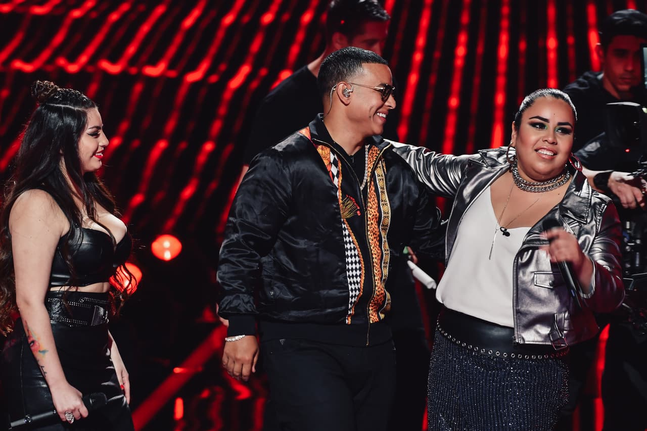 El público no quería que ninguna se despidiera de la competencia. Los jueces, por su parte, pidieron ayuda a Daddy Yankee, quien sin dudarlo bajó de su lugar y nombró a Giselle ganadora, mientras despedía a Iztel de León.