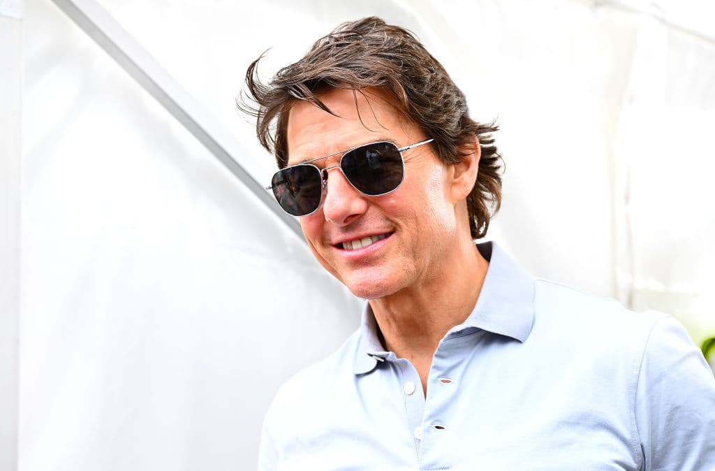 <b>Tom Cruise, actor y director de Hollywood: </b>Varias compañías de transmisión intentaron comprar los derechos de la película Top Gun: Maverick, protagonizada y coproducida por Tom Cruise y que se atrasó por la pandemia, pero el actor insistió en que la película se estrenara solo en los cines. “Hago películas para la pantalla grande”, dijo en mayo de este año en el Festival de Cine de Cannes. Y su instinto no lo defraudó: Maverick, la secuela de la saga del piloto de caza de 1986, ha recaudado $1,490 millones en taquilla, lo que la convierte en la película más taquillera del año y de toda la carrera de Cruise.