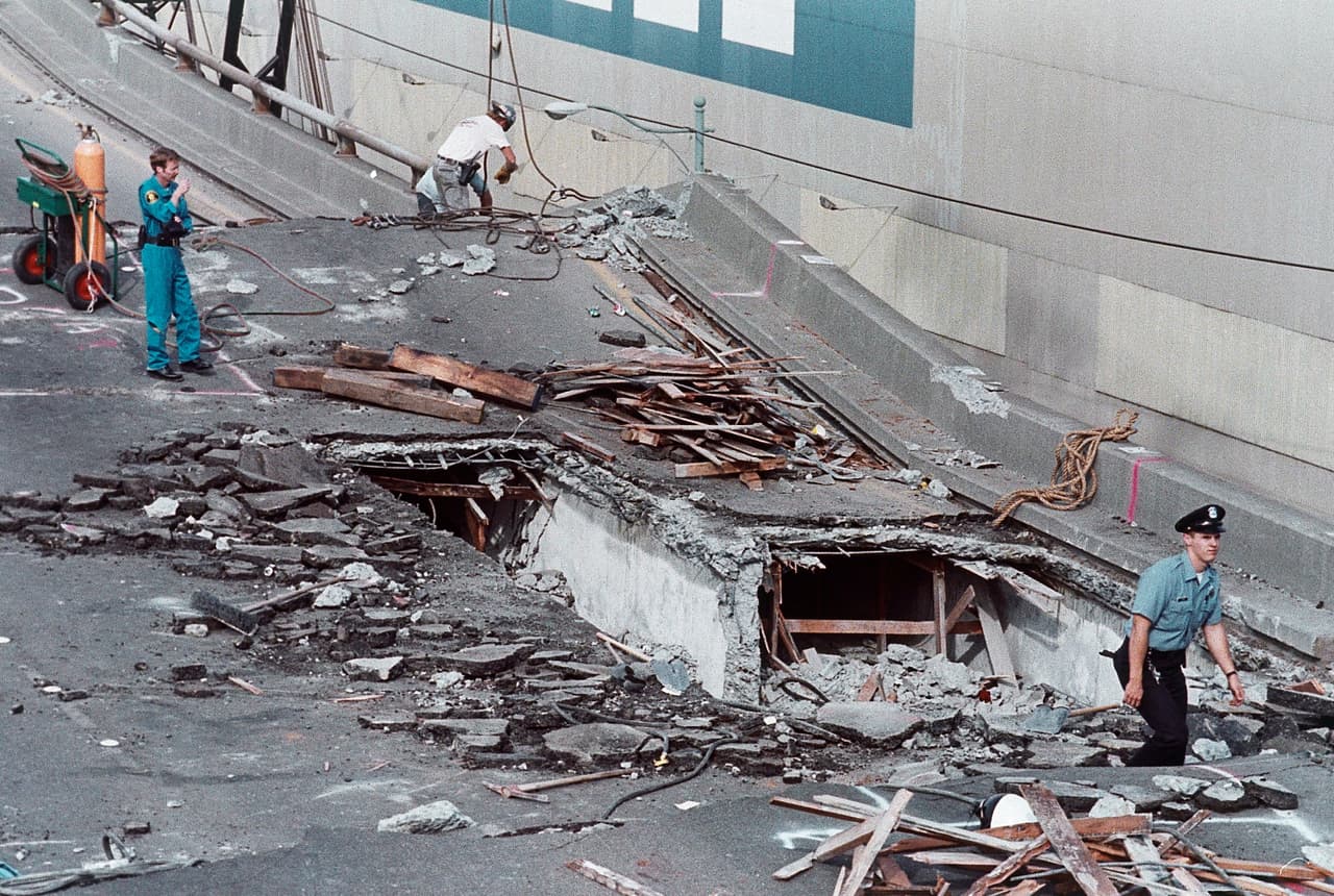 Una de las vías públicas más afectadas fue el viaducto elevado Cypress que formaba parte de la autopista I-880 en Oakland. La mayor parte del segundo nivel de la carretera se vino abajo.