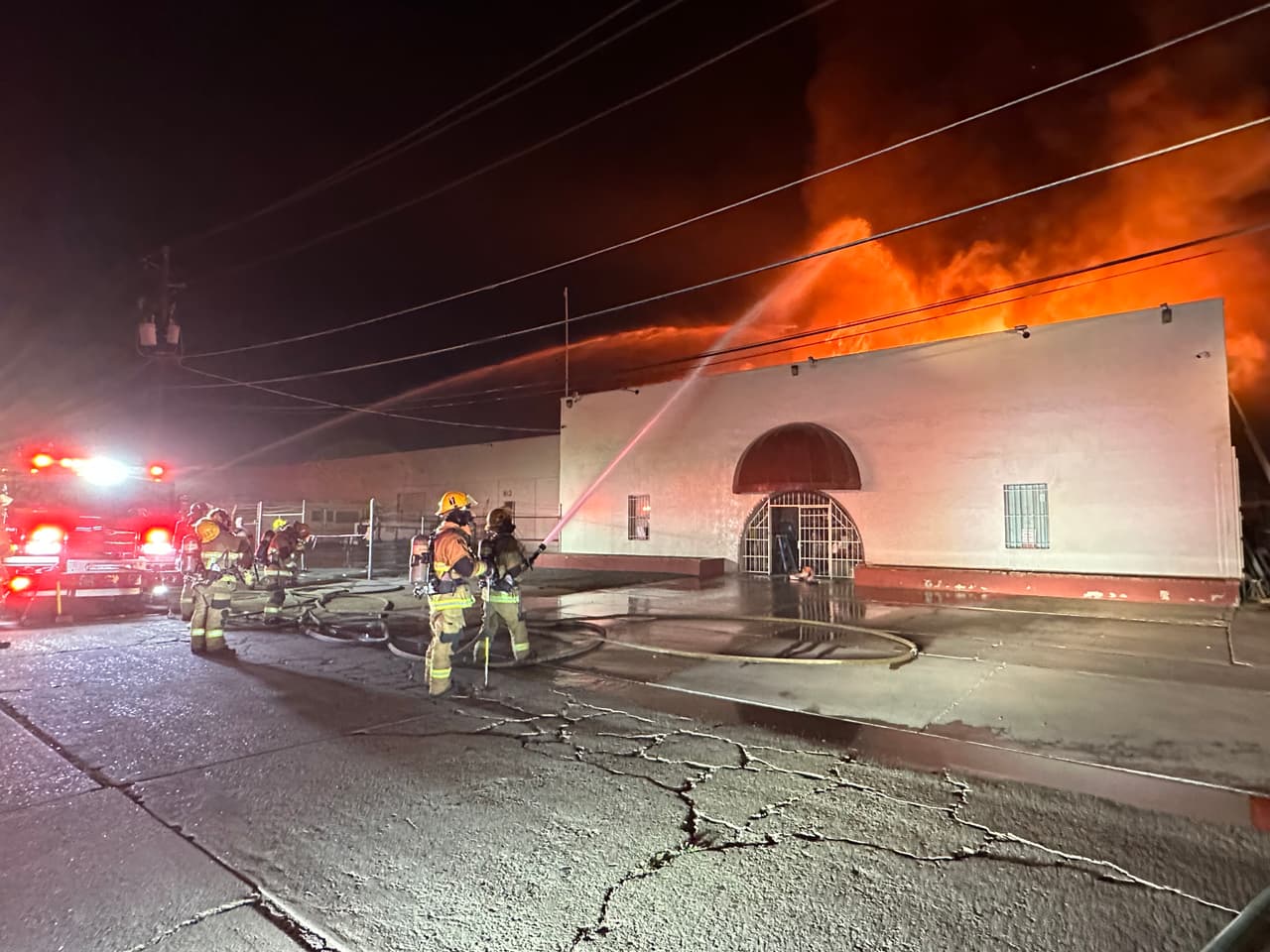 Después de varios minutos luchando, finalmente los bomberos pudieron controlar el incendio; no se reportan personas heridas.