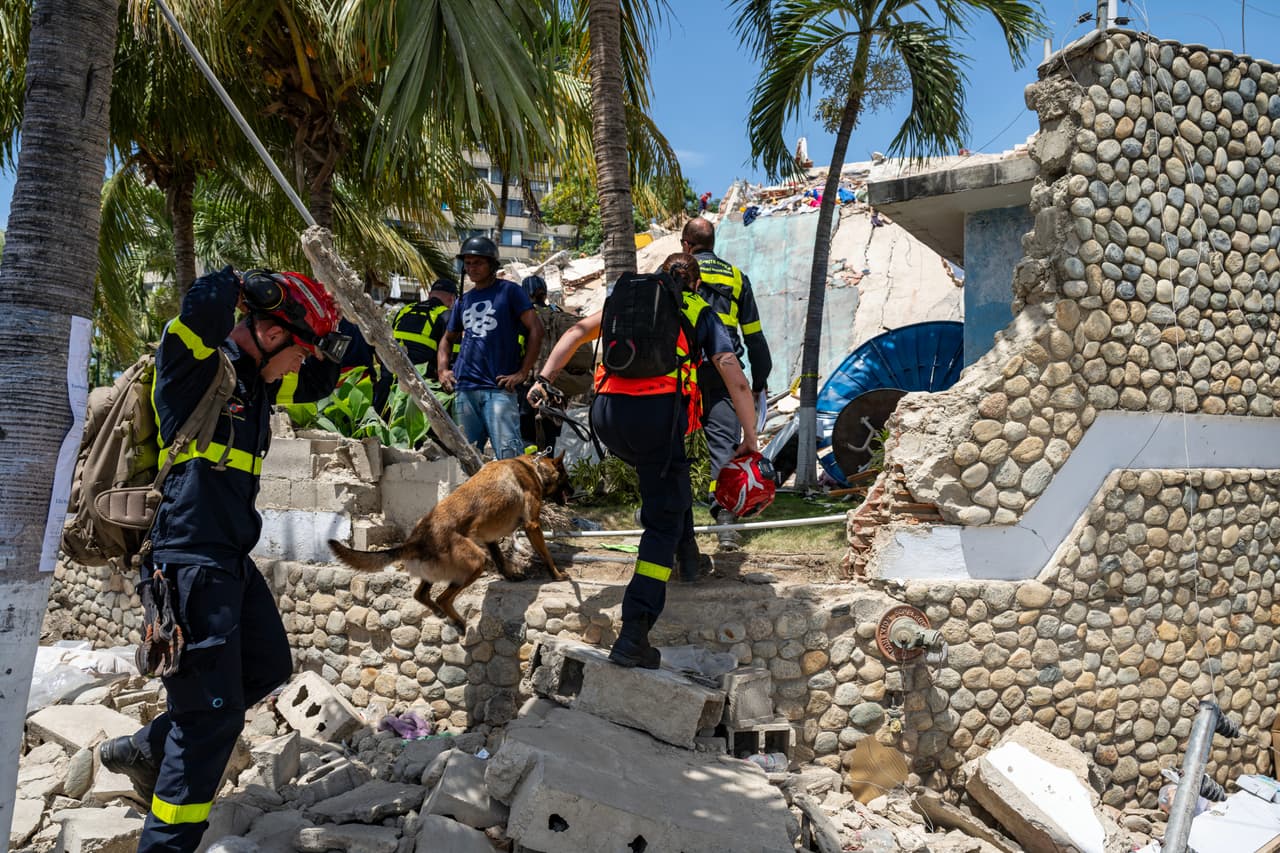 Miembros del Regimiento de Instrucción e Intervención de Seguridad Civil de Francia (UIISC 7) llegan con su perro a un edificio dañado cerca del complejo de karting La Guaira, en Caraballeda, estado de La Guaira, Venezuela, el sábado 27 de junio de 2026.