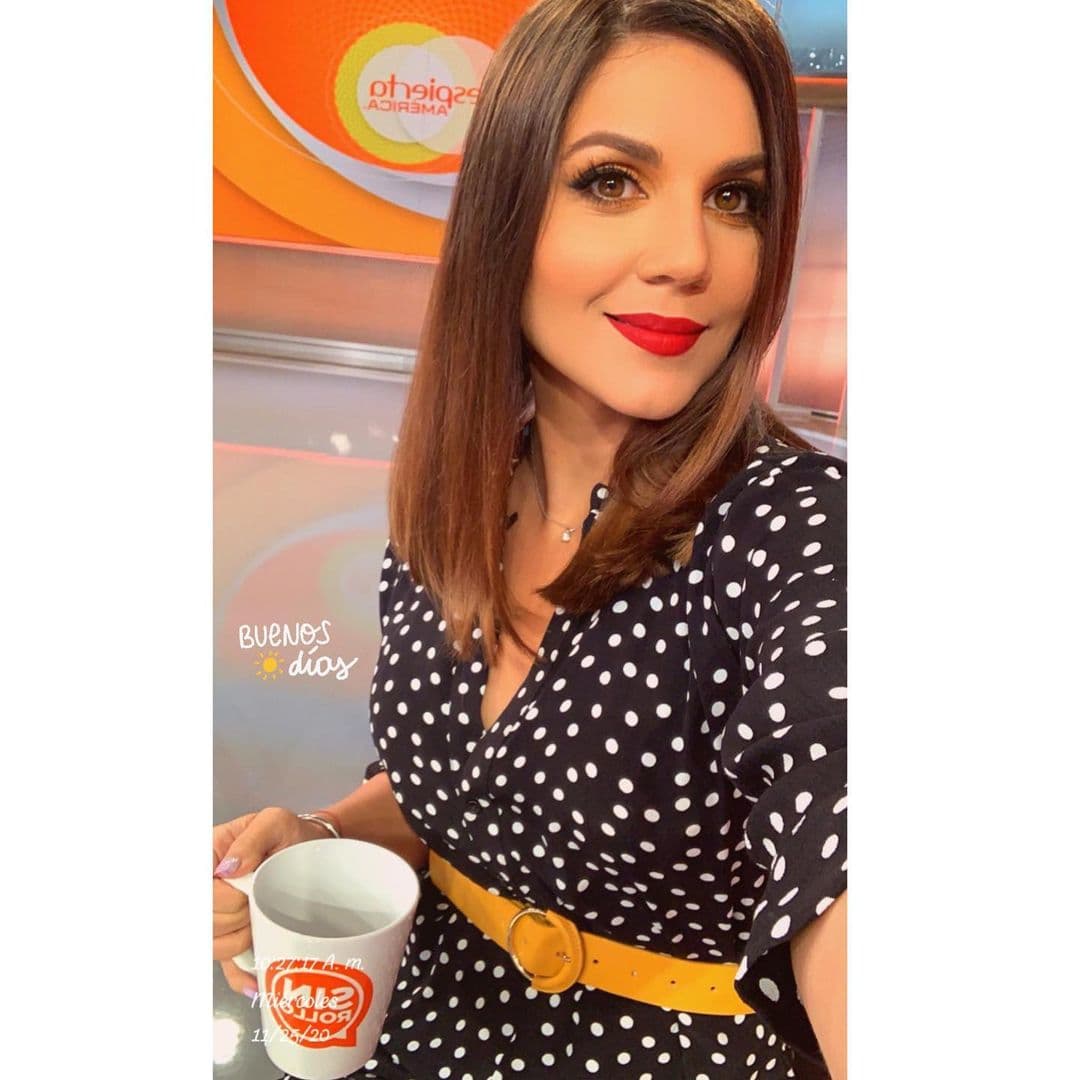 Aylen del Toro, y café, en el estudio de Despierta América para participar en Sin Rollo.